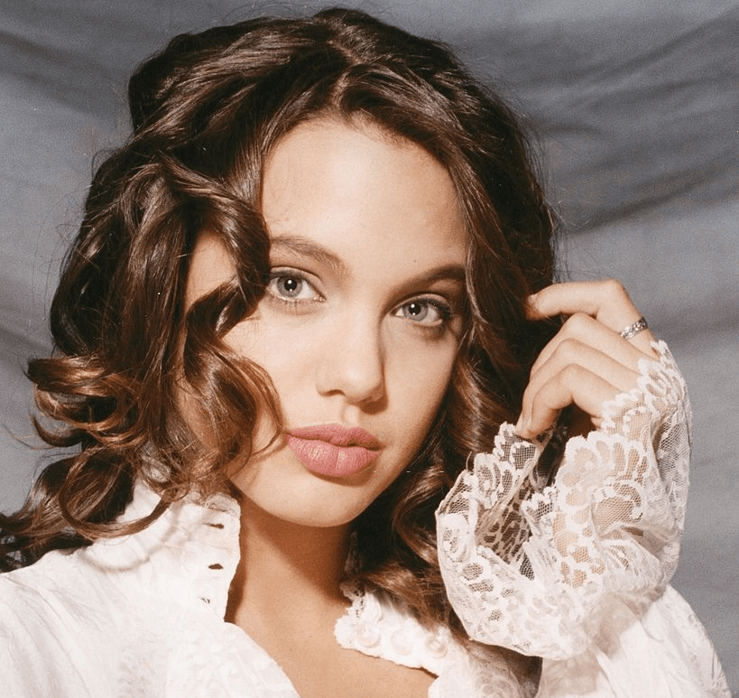 Angelina Jolie Early Life