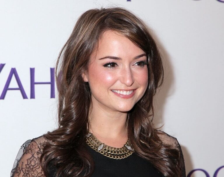 Milana Vayntrub Measurements, Net Worth, Bio, Age, Height, and Family